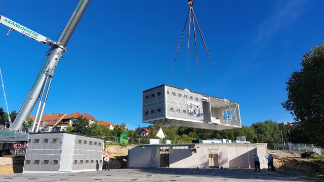 Setzen der ersten Module am zweiten Ilmenauer Standort des ITZ Bund