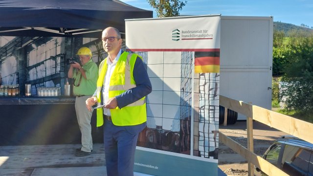 Setzen der ersten Module am zweiten Ilmenauer Standort des ITZ Bund