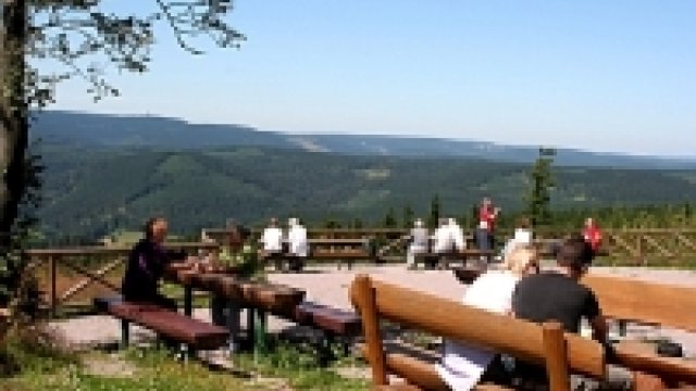 Auf dem Kickelhahn mit Blick zum Rennsteig