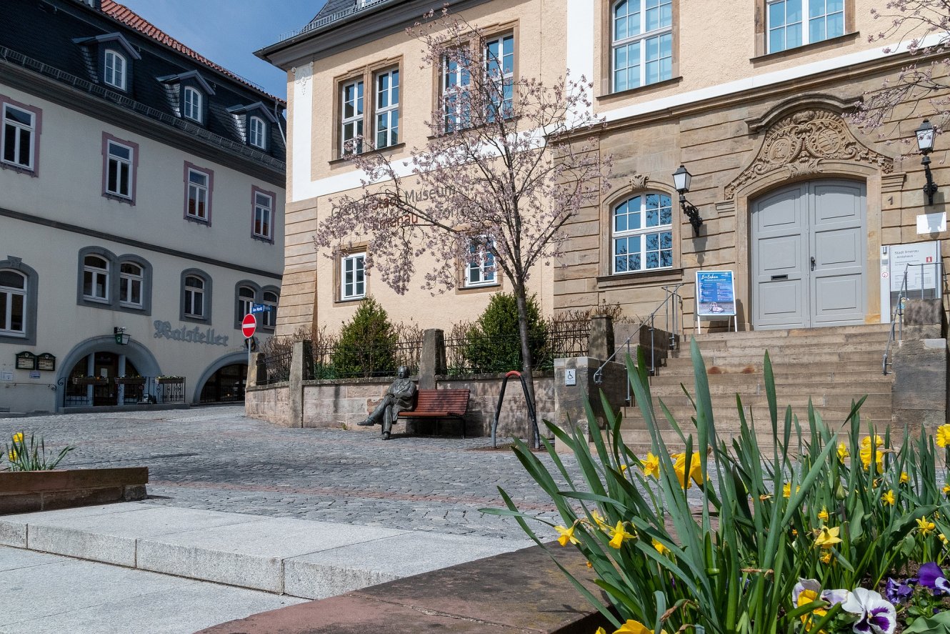 Amtshaus mit Rathaus (Teilansicht) im Frühling