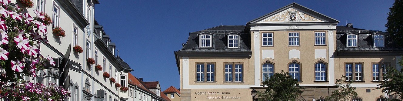 Rathaus und Amtshaus im Sommer