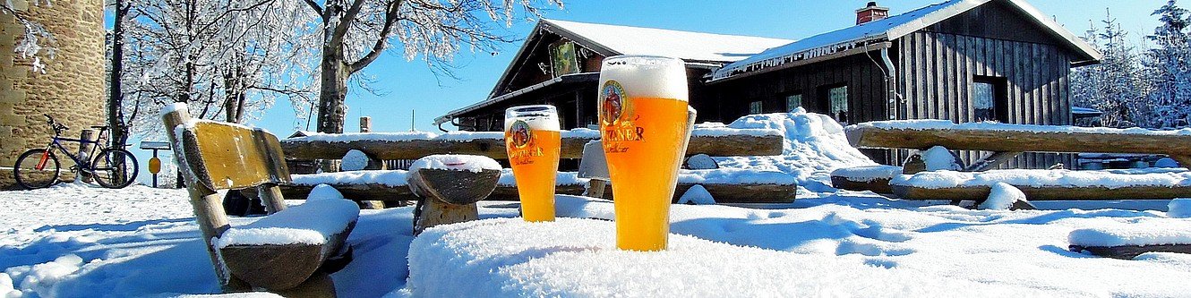 Auf dem Kickelhahn im Winter - mit kühlem Bier
