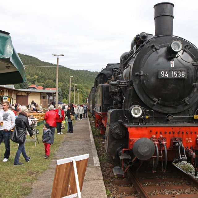 Dampflok am Bahnhof Manebach