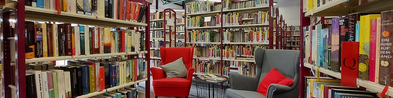 Bibliothek - Bücherregale und Sessel