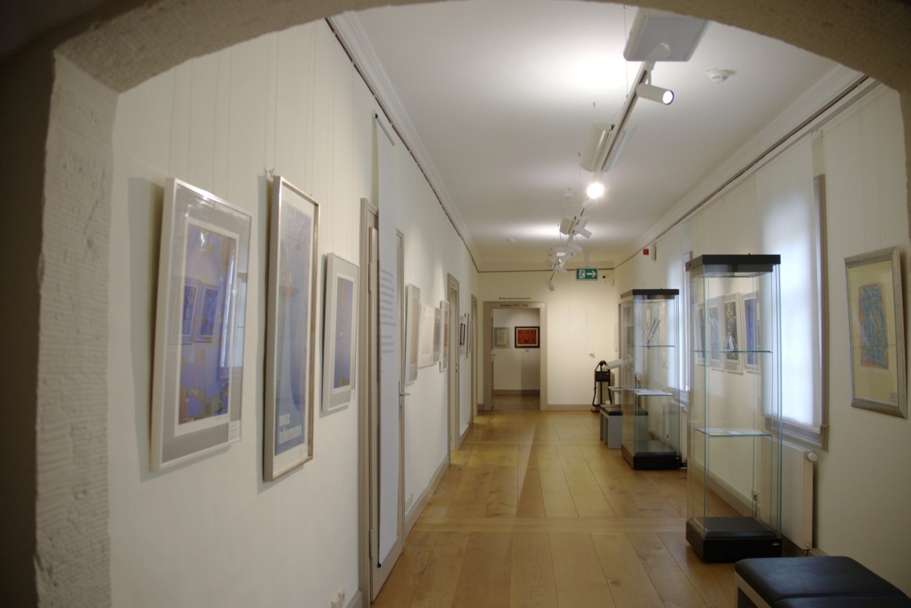 Blick in die Ausstellung zu Max Ackermann