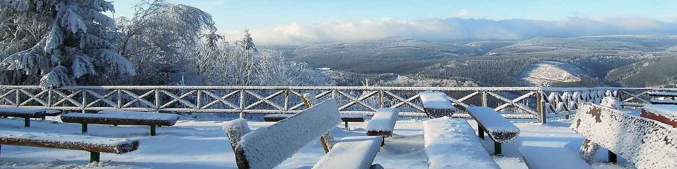 Blick vom Kickelhahn zum Rennsteig im Winter