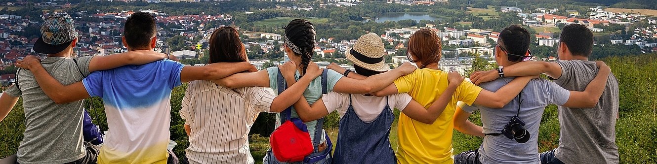 Jugendgruppe mit Blick vom Lindenberg