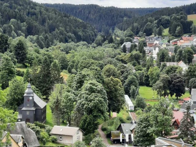 Blick zur Dreieinigkeitskirche im Luftkurort Stützerbach