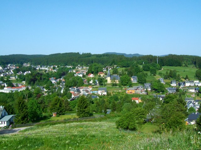 Blick zur Dreieinigkeitskirche im Luftkurort Stützerbach