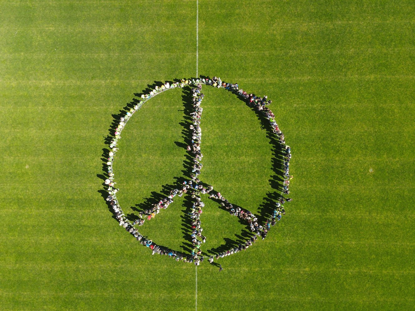 Kinder senden zum Flaggentag der Bürgermeisterinitiative 