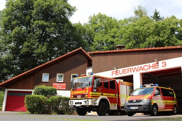 Fahrzeuge vor der Feuerwache III Roda