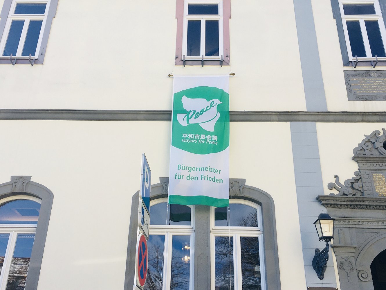 Fahne der „Mayors for Peace“ weht am Ilmenauer Rathaus