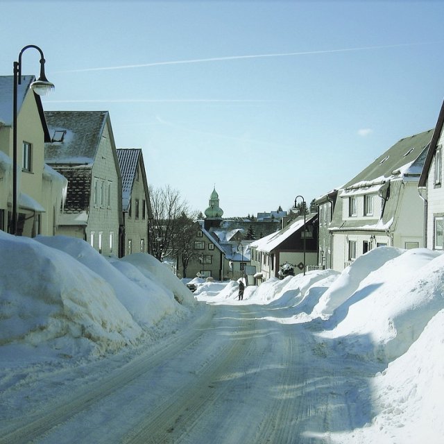 Frauenwald - Straßenansicht mit Kirche im Winter