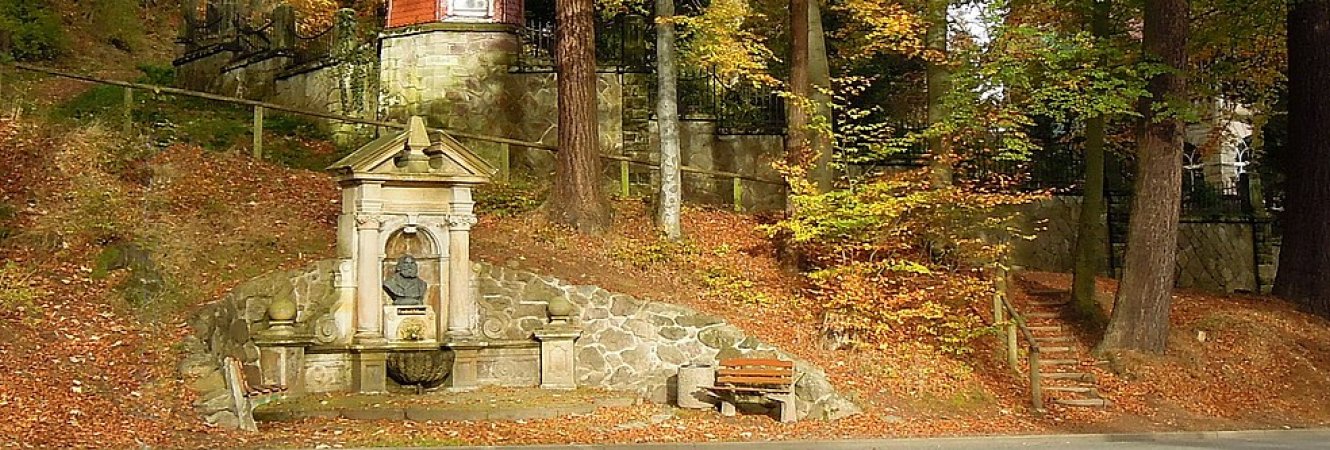 Friedrich-Hofmann-Brunnen in der Waldstraße im Herbst