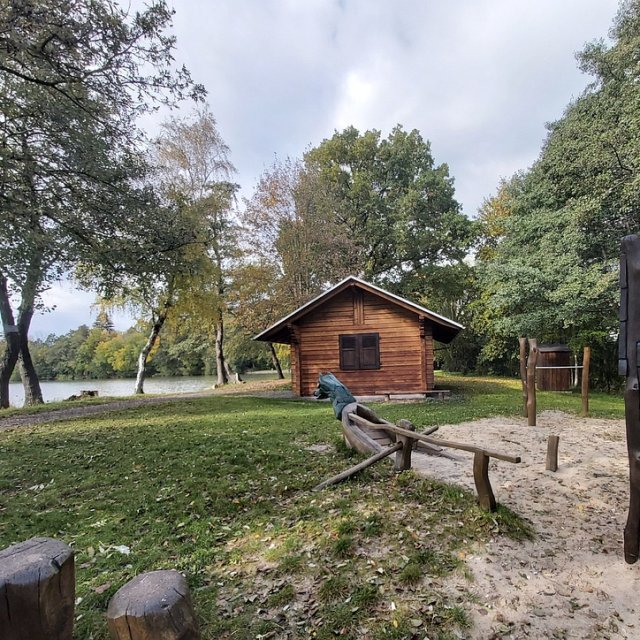 Spielplatz und Blockhaus am Haideteich