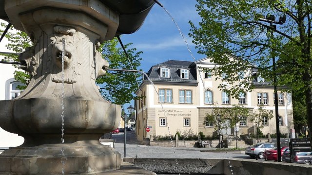 Hennebrunnen und Amtshaus mit GoetheStadtMuseum und Ilmenau-Information
