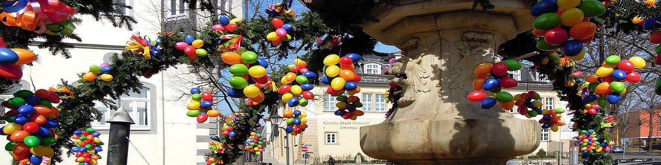 Hennebrunnen mit Osterschmuck