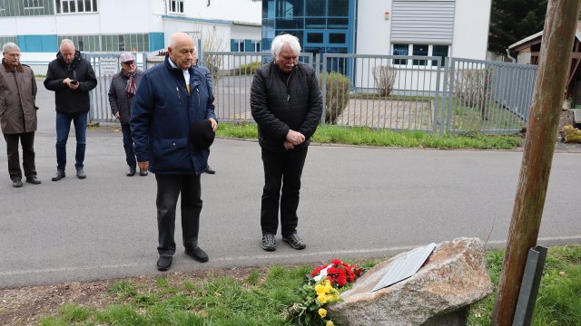 Enthüllung des Gedenksteins im Hammergrund Ilmenau für Ärztin Dr. Margot Doellerdt