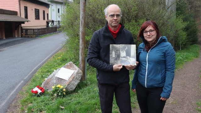 Enthüllung des Gedenksteins im Hammergrund Ilmenau für Ärztin Dr. Margot Doellerdt