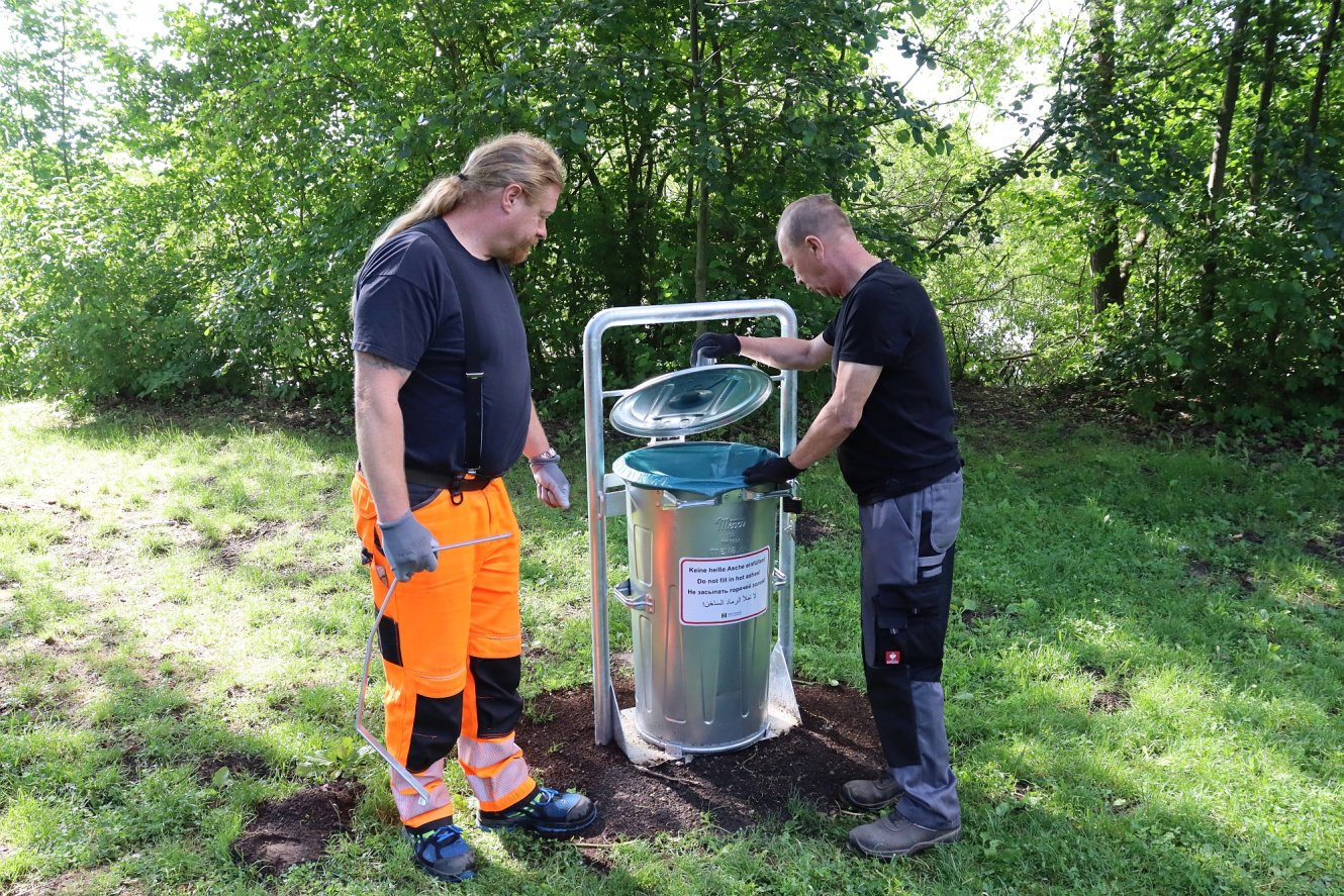 Neue Abfallbehälter sorgen für mehr Sauberkeit im Ilmenauer Naherholungsgebiet der Teiche