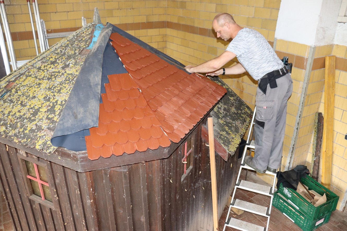 1400 neue Schindeln für das kleine Ilmenauer Goethehäuschen