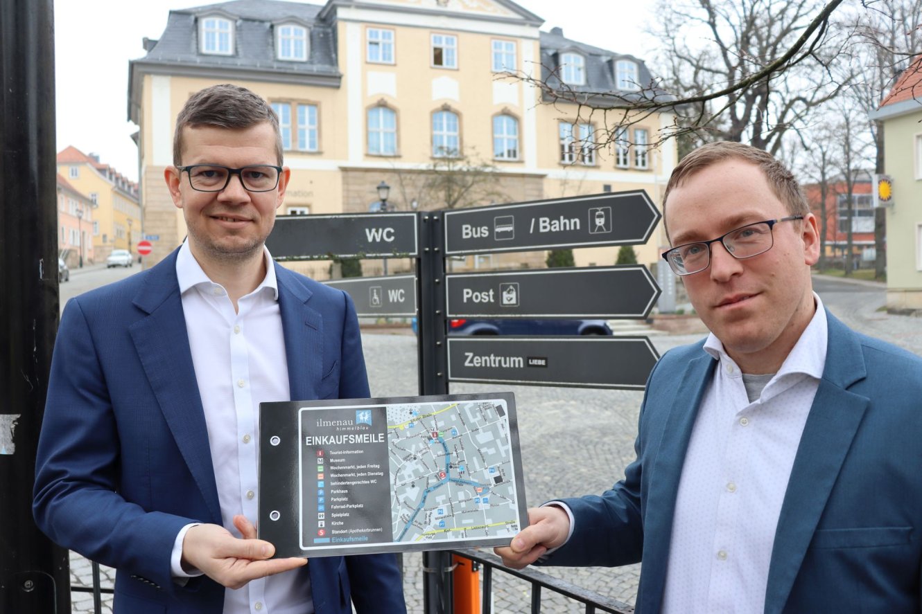 Zusätzliche Beschilderung in der Ilmenauer Innenstadt weist auf Einkaufsmöglichkeiten in der Marktstraße und in der Lindenstraße hin