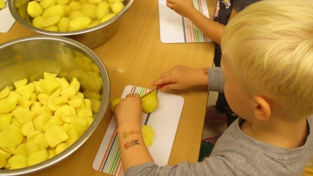 Kartoffel schneiden für Kürbiscremesuppe