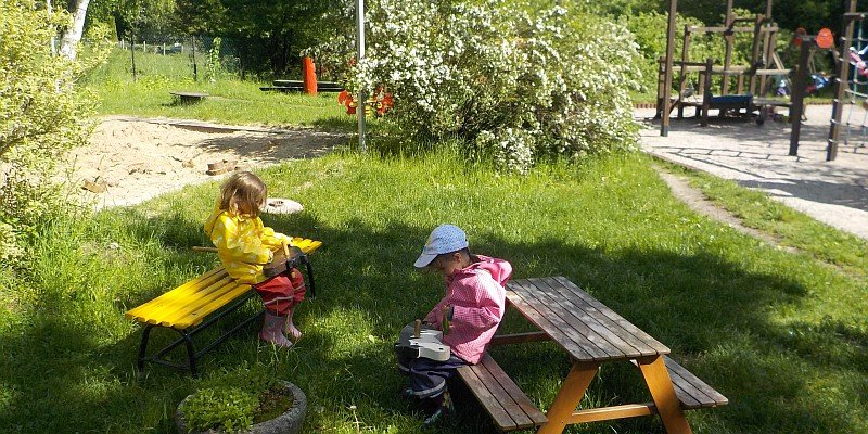 Das Kindergartengelände lädt zu fantasievollen Spielen ein.