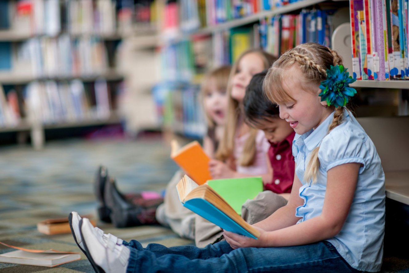 Lesende Kinder in der Bibliothek