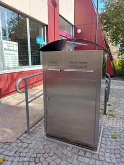 Medienrückgabebox vor der Stadtbibliothek