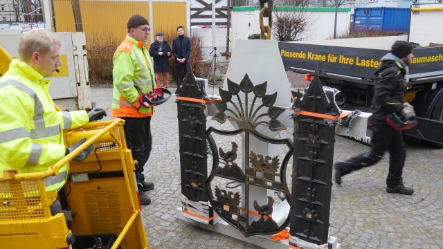 Montage des Stadtwappens an der Festhalle Ilmenau