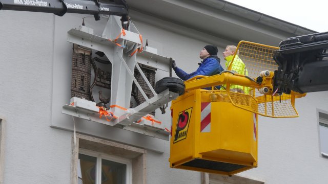 Montage des Stadtwappens an der Festhalle Ilmenau