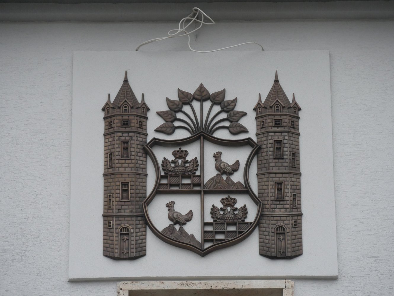 Montage des Stadtwappens an der Festhalle Ilmenau