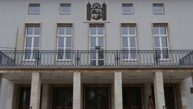 Montage des Stadtwappens an der Festhalle Ilmenau