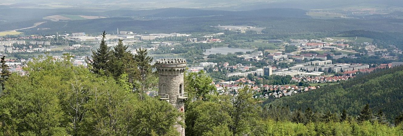 Panoramablick auf Ilmenau mit Kickelhahnturm