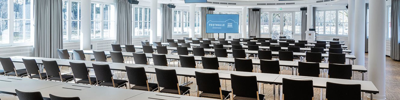 Bestuhlung Parkcafé und Monitore rückseitig (Kopfbild Tagung)