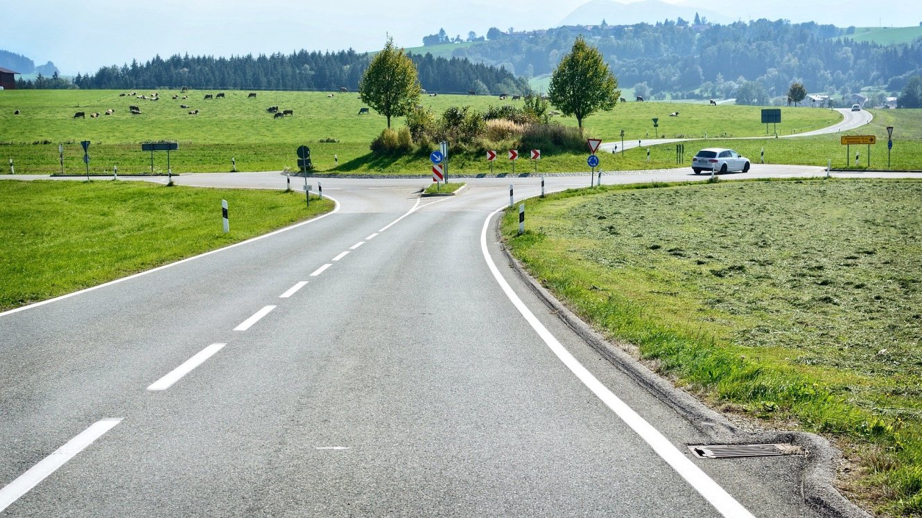 Straßenverkehr mit Wiese