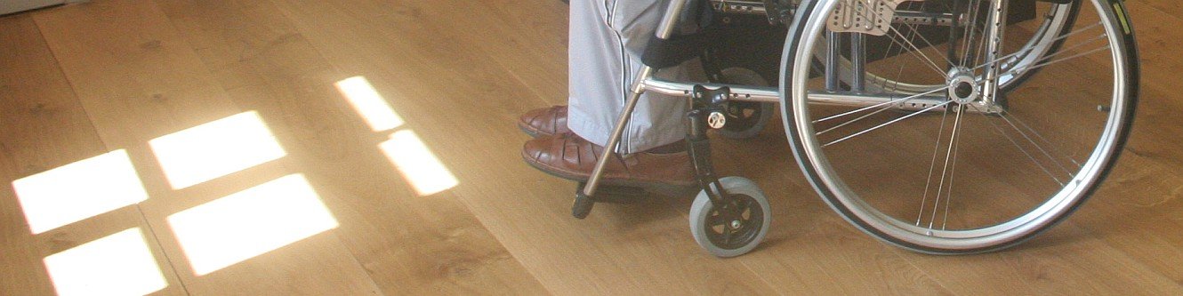 Rollstuhlfahrer im Museum