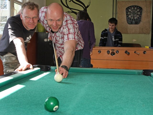 Matze und Hahni beim Billard