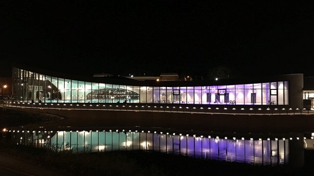 Neue Schwimmhalle 2020 - Außenaufnahme bei Nacht