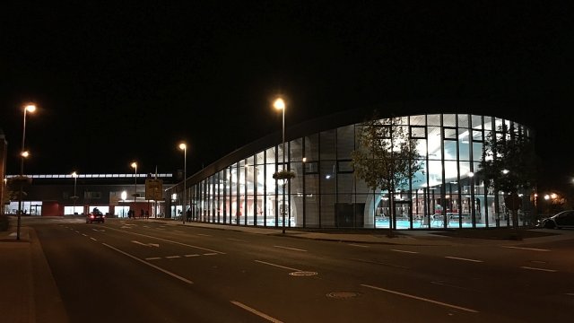 Neue Schwimmhalle 2020 - Außenaufnahme bei Nacht