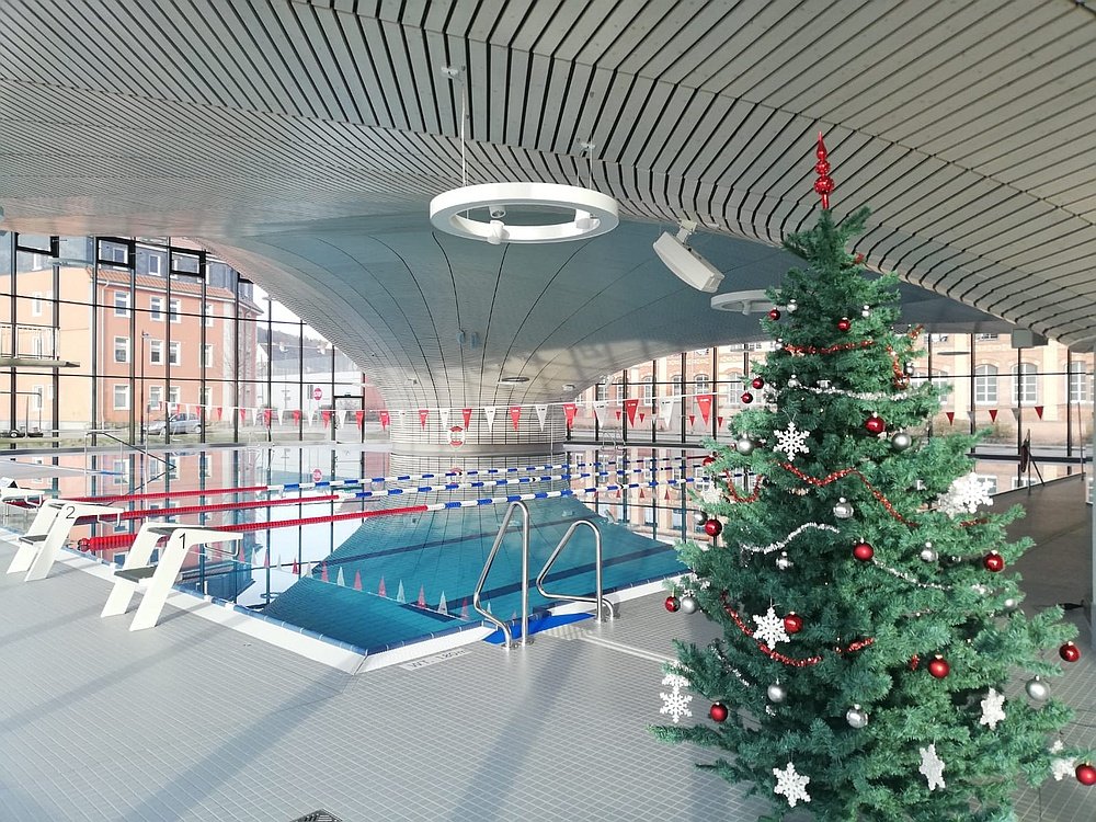 Schwimmhalle mit Weihnachtsbaum