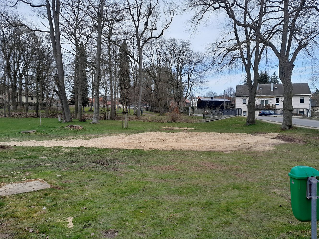 Spielplatz im Schloßpark Gehren nach Abbau der Spielgeräte