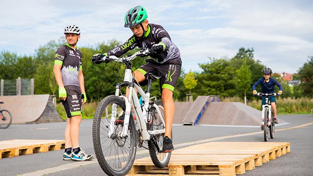 Mountainbiker auf der Skateranlage