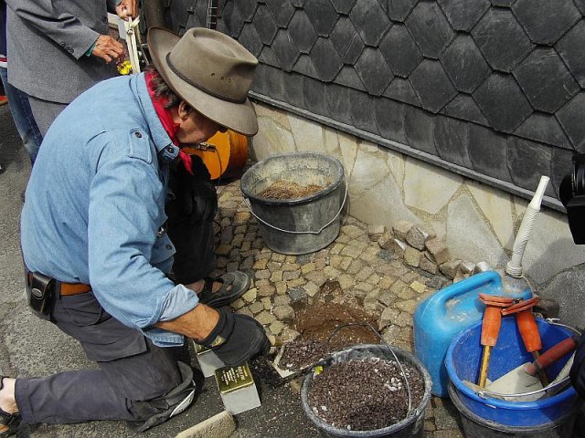 Verlegung der Stolpersteine im Jahr 2010 - vor der Pfortenstraße 21