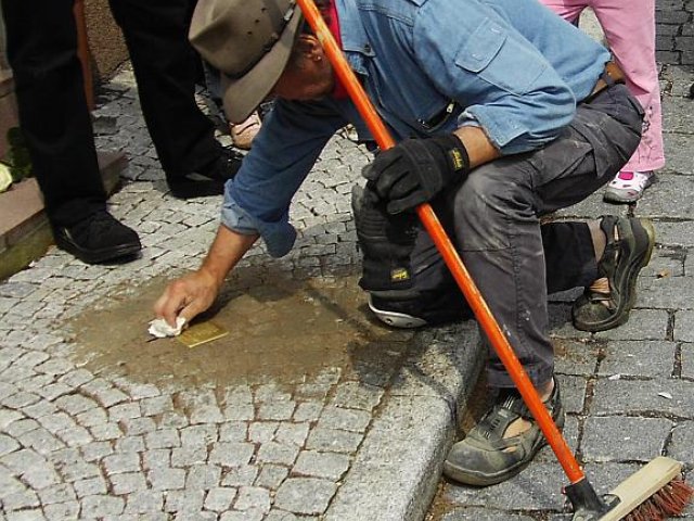 Verlegung der Stolpersteine im Jahr 2010 - vor der Burggasse 11