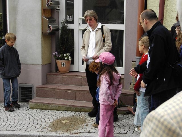 Verlegung der Stolpersteine im Jahr 2010 - vor der Burggasse 11