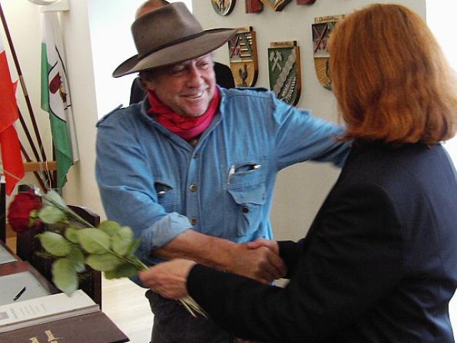 Verlegung der Stolpersteine im Jahr 2010 - Gunter Demnig mit Hannelore Nastoll