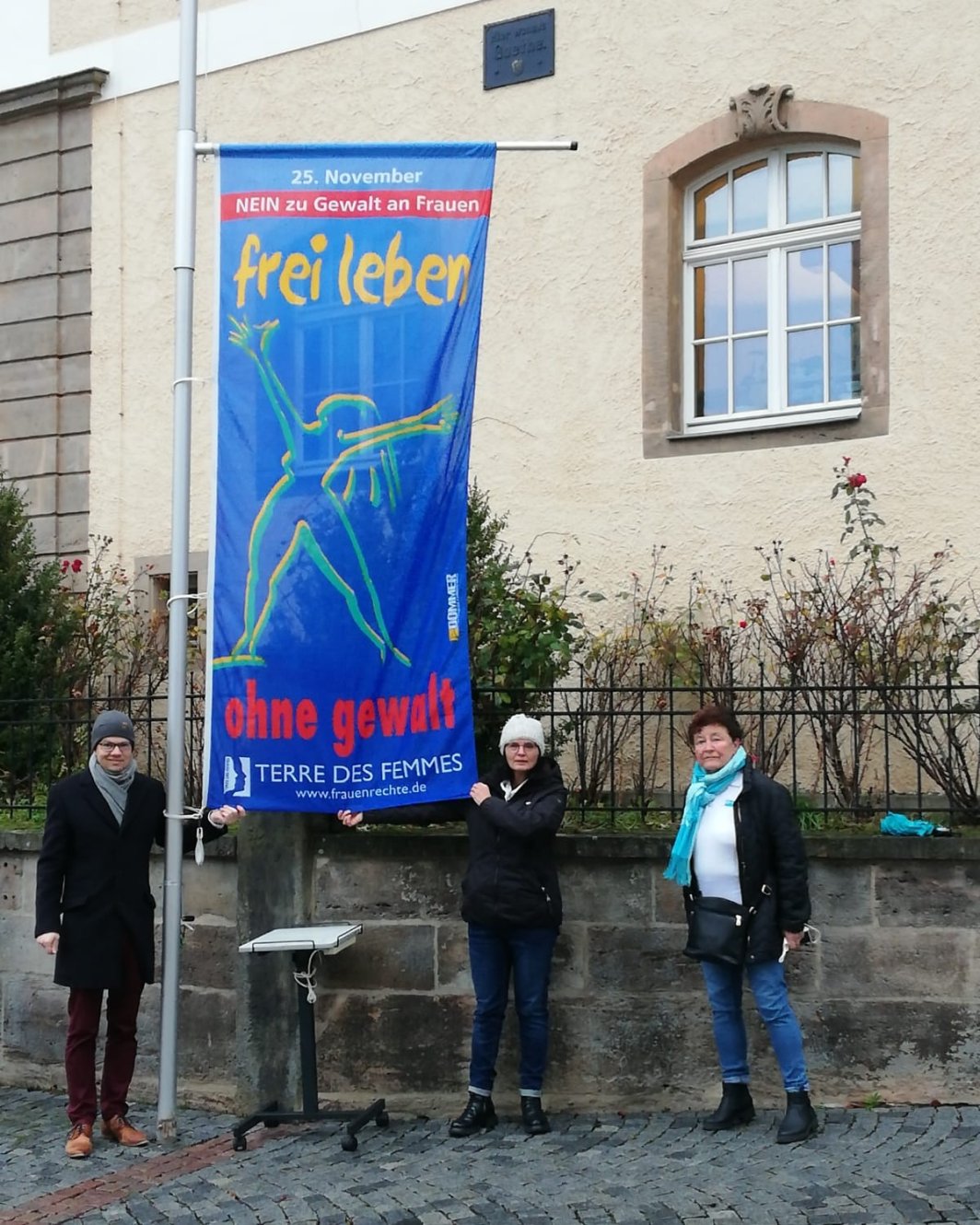 Fahnenaktion  am 19.11.2021 zum „Internationalen Tag gegen Gewalt an Frauen“