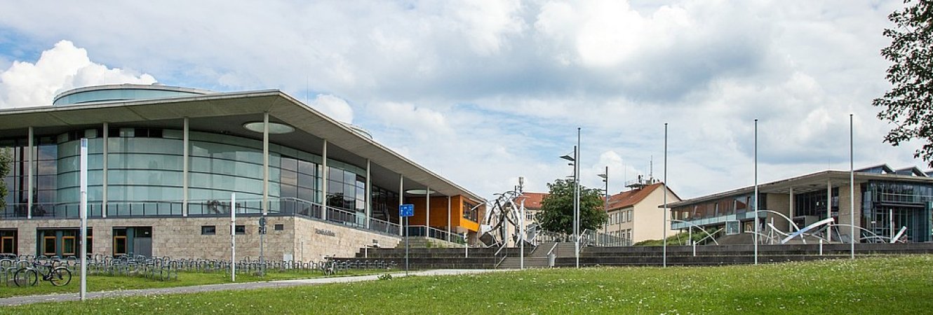 Campus der TU Ilmenau mit Humboldtbau und Newtonbau